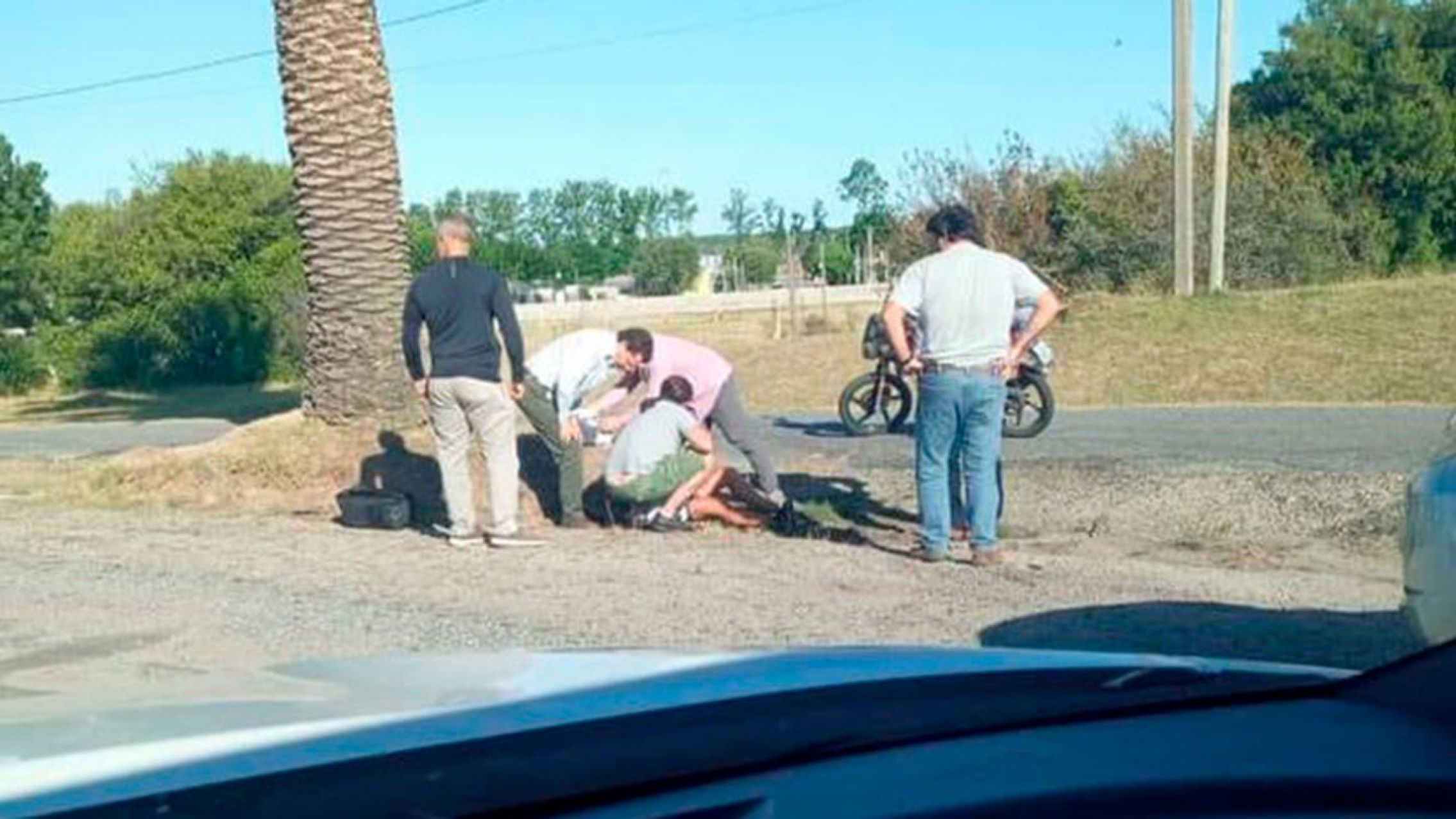 Un hombre se cayó de la moto y Lacalle Pou bajó a auxiliarlo